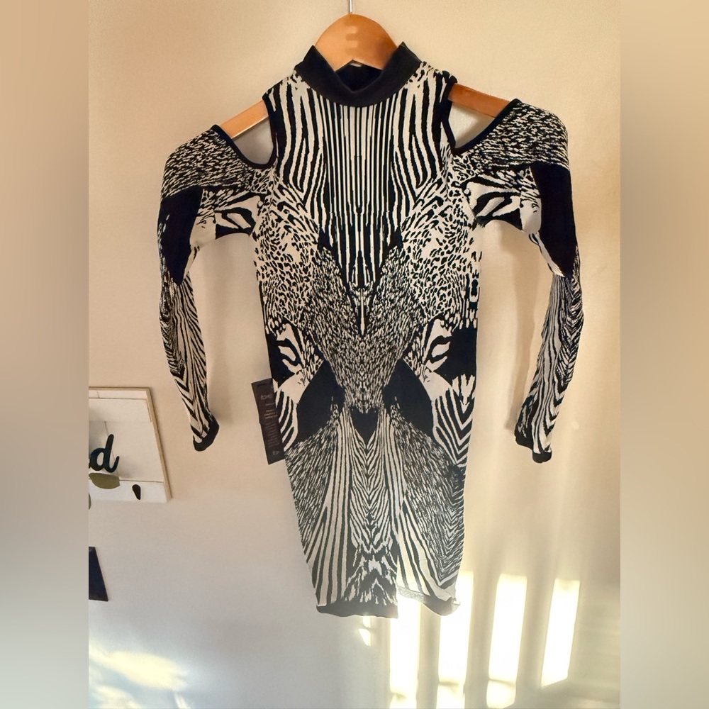 bebe Black and White Patterned Cold Shoulder Dres… - image 1